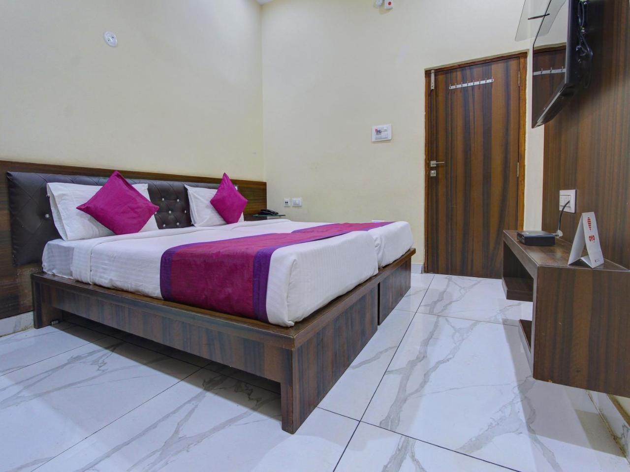 Oyo 7627 Royal Plaza Hyderabad Exterior foto